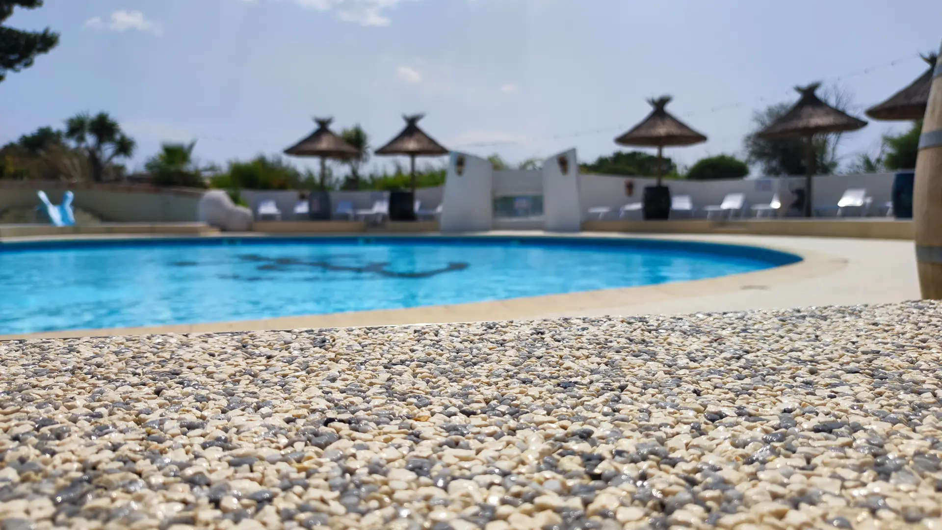 livingstone-moquette-pierre-camping-tour-piscine-professionnel