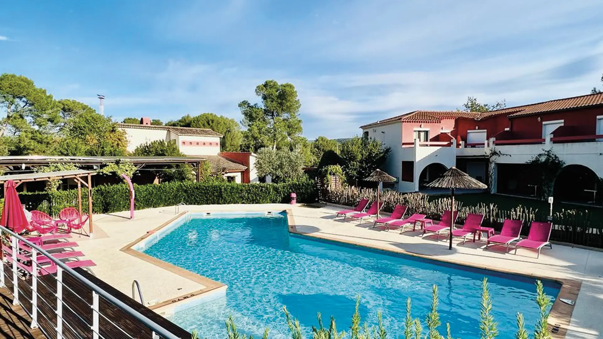 livingstone-moquette-pierre-camping-tour-piscine