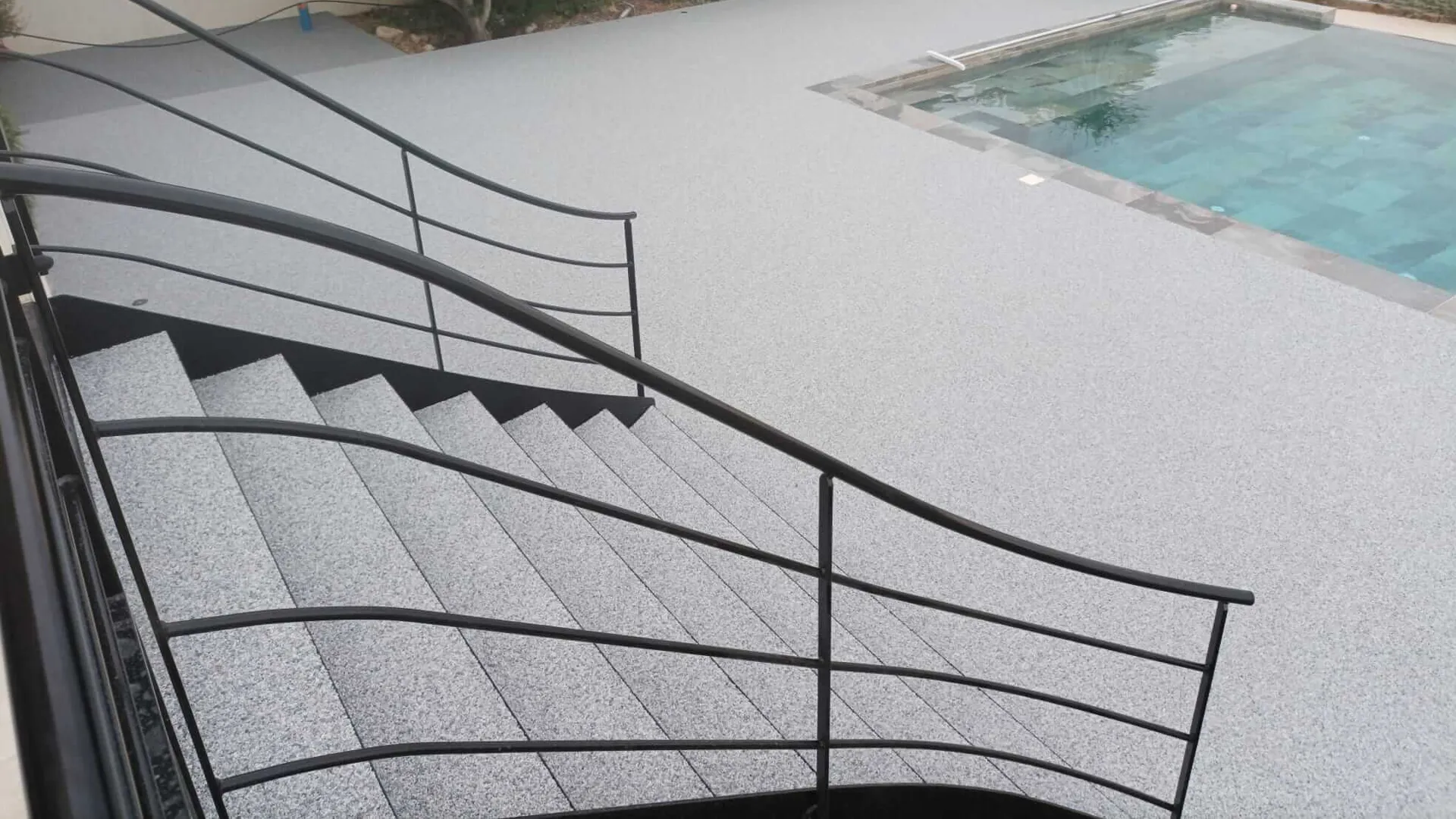 livingstone-moquette-pierre-escalier-piscine
