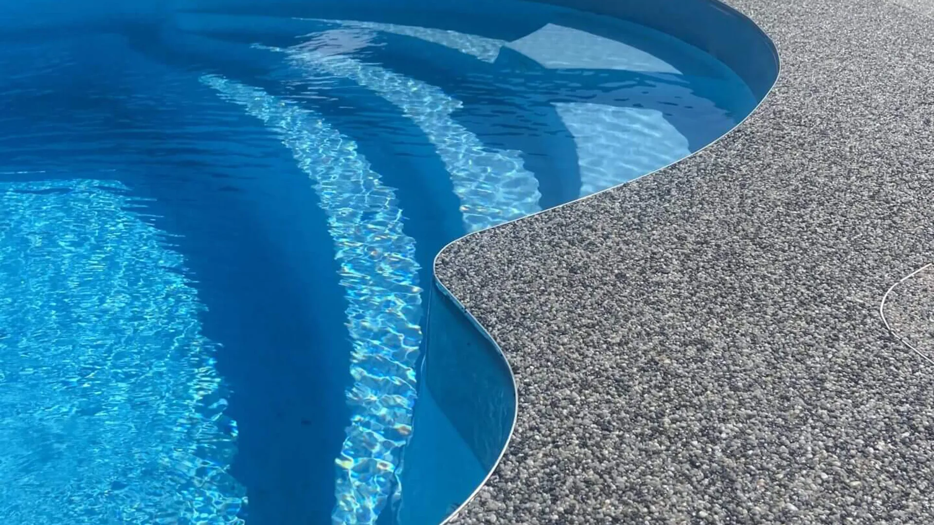 livingstone-moquette-pierre-piscine-surmesure