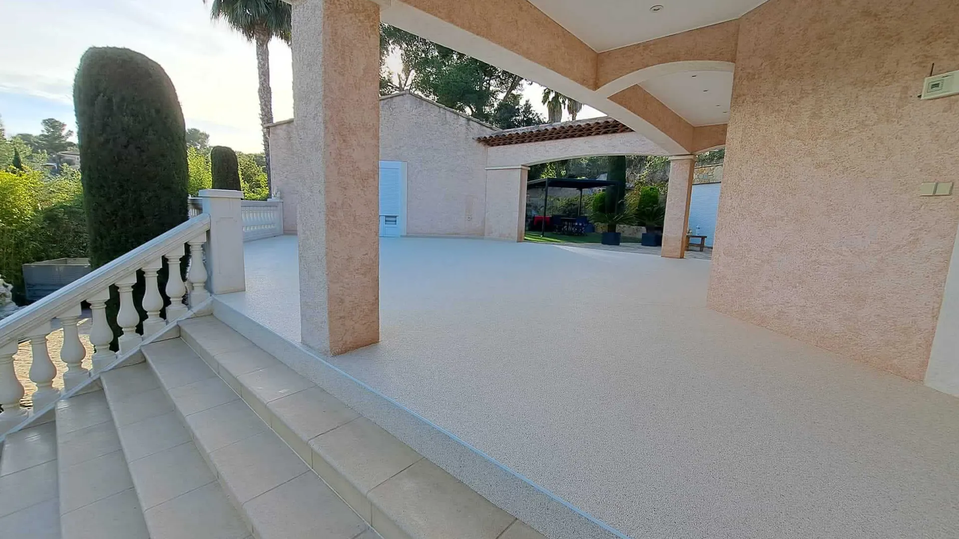 livingstone-moquette-pierre-terrasse-entree