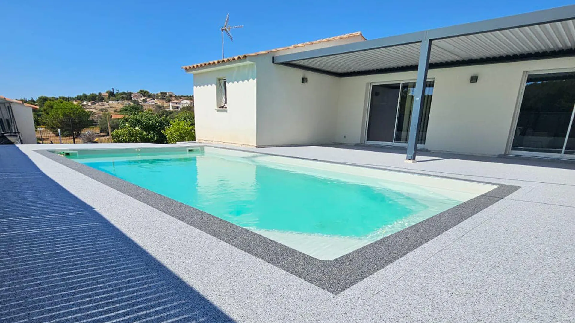 livingstone-moquette-pierre-tour-piscine