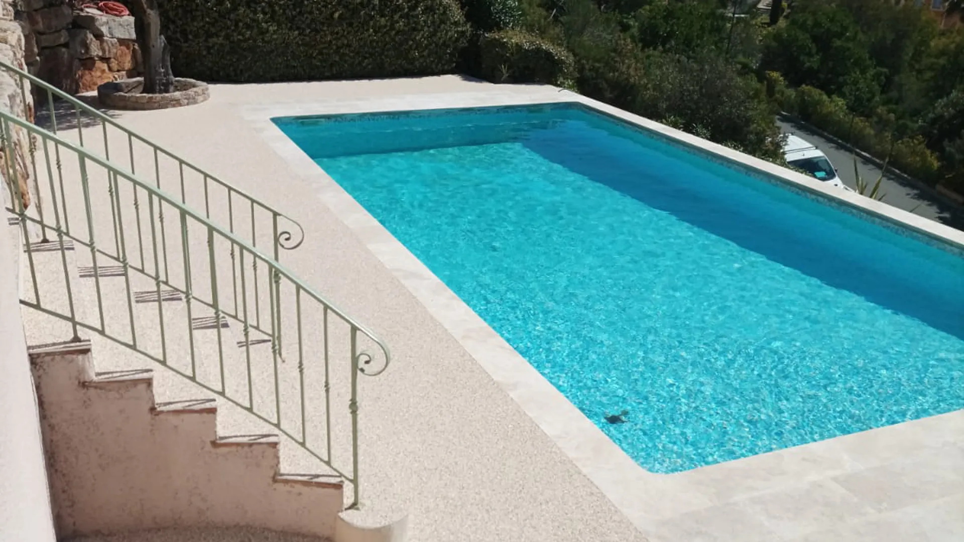 livingstone-moquette-pierre-tour-piscine-escalier