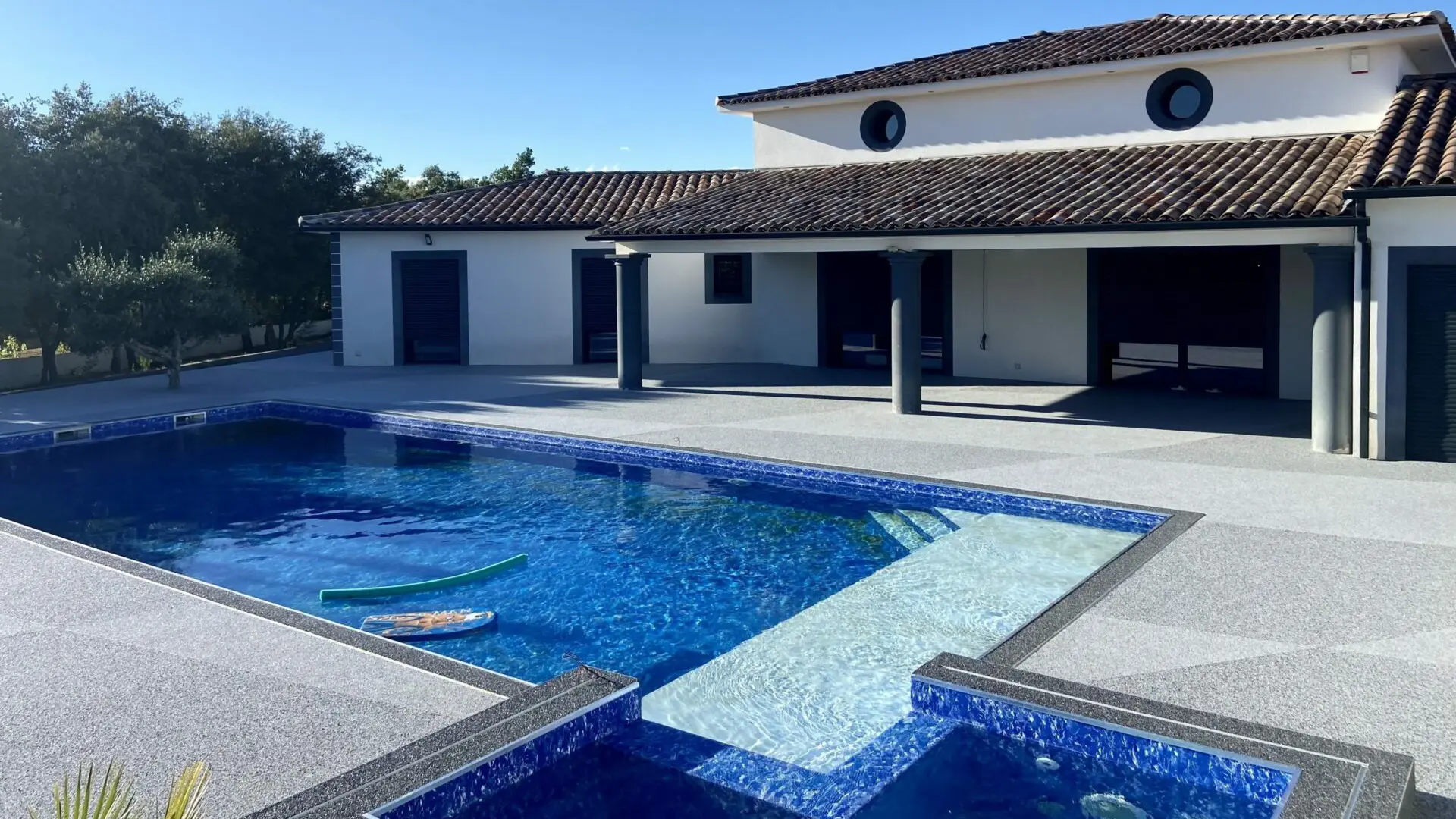 livingstone-moquette-pierre-tour-piscine